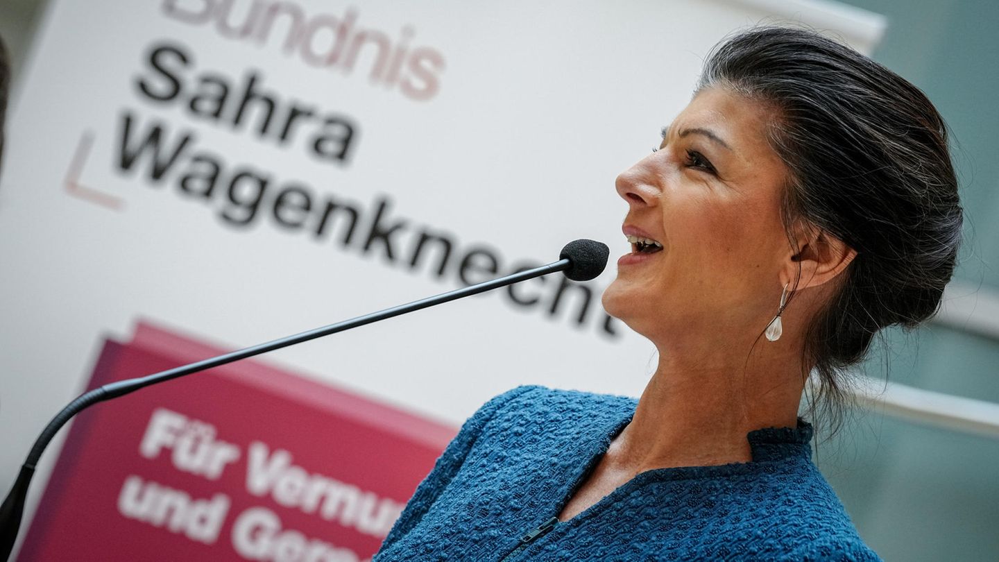 Sahra Wagneknecht vor einem Plakat, das für ihr neues Bündnis wirbt