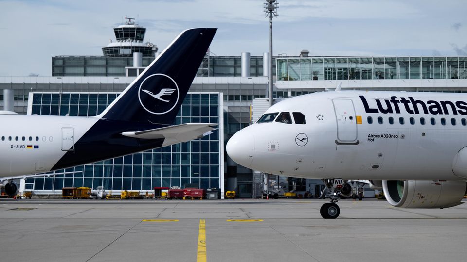 Ein Lufthansa-Flieger am Flughafen in München. Der Konzern fordert Schadensersatz von den Klimaaktivisten der Letzten Generation