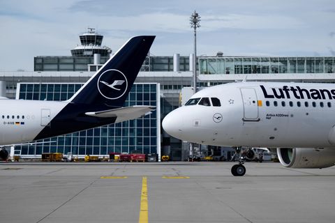 Ein Lufthansa-Flieger am Flughafen in München. Der Konzern fordert Schadensersatz von den Klimaaktivisten der Letzten Generation