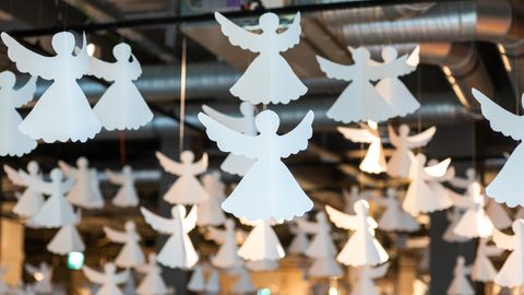 Weiße Engel hängen von einer Decke. Moskau will Abtreibungen verbieten