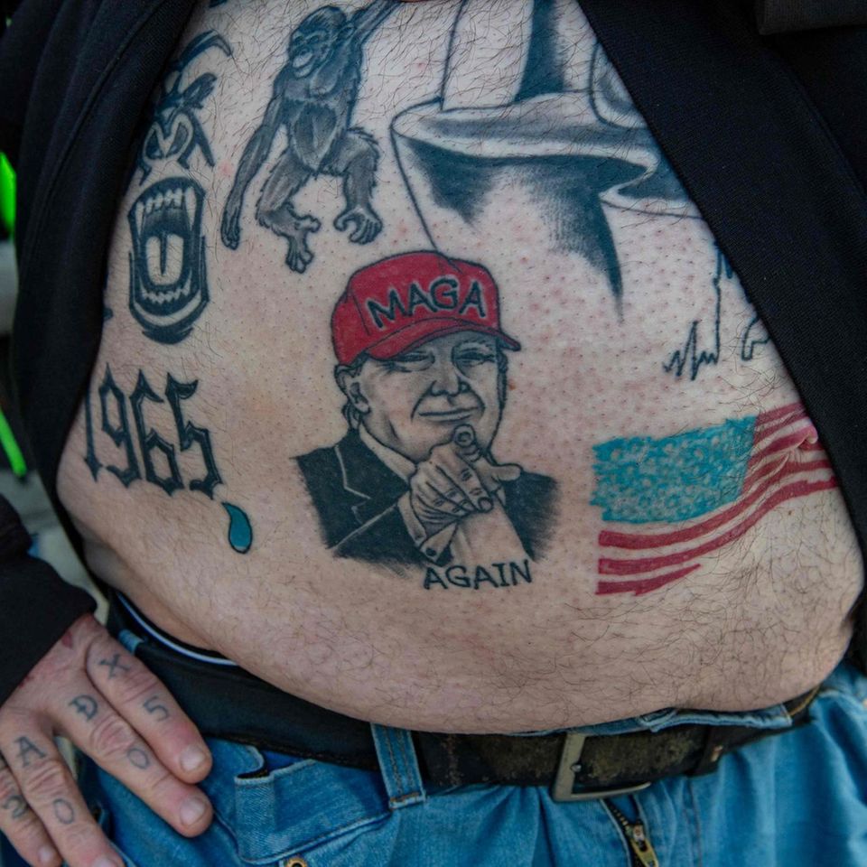 Ein tätowierter Anhänger von Donald Trump