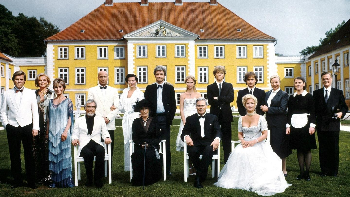 Ruth Maria Kubitschek (2.v.l.) war in ihrer jarhzehntelangen Laufbahn in mehr als 160 Film- und Fernsehrollen zu sehen. Ein Erfolgsformat war die Serie "Das Erbe der Guldenburgs" Ende der 1980er