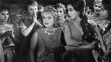 In der DDR war Ruth Maria Kubitschek bereits als Theater- und Filmschauspielerin erfolgreich, 1959 blieb sie nach einem Theaterengagement im Westen, wo sie ihre Schauspielerinnenkarriere fortsetzte. Das Bild zeigt sie (2.v.l.) 1960 an der Seite von Romy Schneider (3.v.l.) bei Dreharbeiten zu "Die Sendung der Lysistrat"