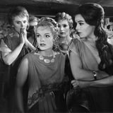 In der DDR war Ruth Maria Kubitschek bereits als Theater- und Filmschauspielerin erfolgreich, 1959 blieb sie nach einem Theaterengagement im Westen, wo sie ihre Schauspielerinnenkarriere fortsetzte. Das Bild zeigt sie (2.v.l.) 1960 an der Seite von Romy Schneider (3.v.l.) bei Dreharbeiten zu "Die Sendung der Lysistrat"