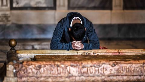 Ein Mann betet in einer katholischen Kirche im Westjordanland (Symbolbild)
