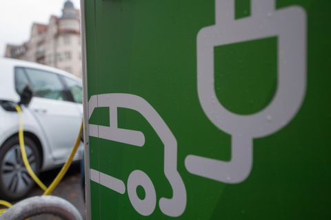 Elektroautos werden an einer Ladesäule aufgeladen