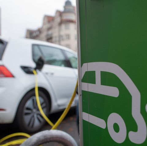 Elektroautos werden an einer Ladesäule aufgeladen