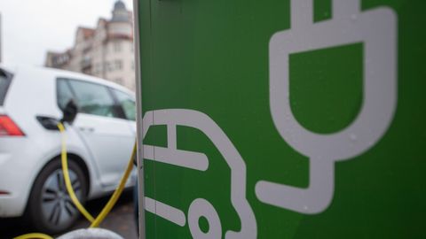 Elektroautos werden an einer Ladesäule aufgeladen