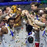 Das Deutschlands Basketballer bei der Verleihung 2023 abräumen, damit hatten viele gerechnet. Schließlich haben sie zum ersten Mal überhaupt in diesem Jahr den Weltmeistertitel geholt. Die Herren wurden entsprechend als Mannschaft des Jahres geehrt. Punkte: 2539