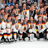 Die Eishockey-Nationalmannschaft der Herren holte bei den Weltmeisterschaften im Mai in Kanada die Silbermedaille. Auch bei der Wahl zu Deutschlands Mannschaft des Jahres belegen sie den zweiten Platz. Punkte: 1718.