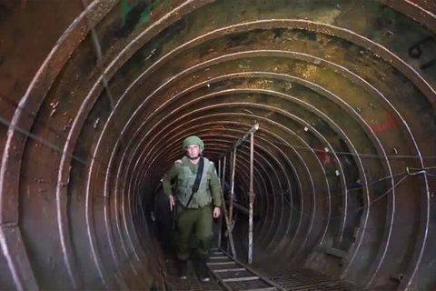 Gazastreifen: Elektrifiziert und groß genug für Autos: Israelische Armee zeigt riesigen Tunnel der Hamas