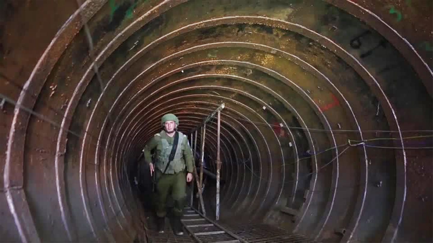 Video: Gazastreifen: Israelische Armee zeigt großen Tunnel