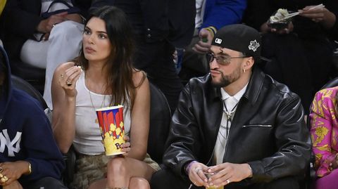 18. Dezember 2023  Kendall Jenner nach weniger als einem Jahr wieder Single?  Seit Wochen schon wird spekuliert, dass US-Model Kendall Jenner (28) und Rapper Bad Bunny (28) kein Paar mehr sein sollen. Am Wochenende ist die Gerüchteküche richtig angeheizt worden. Mehrere Medien, darunter "Page Six" haben berichtet, dass Jenner am Wochenende nach Aspen geflogen sein soll – ohne Rapper Bad Bunny. Es ist Wochen her, dass die beiden zusammen gesehen wurden. Das "People"-Magazin will nun von einer Quelle erfahren haben, dass das Paar nach weniger als einem Jahr getrennt ist. Offiziell bestätigt ist das nicht, aber das Model setzte vor Kurzem einen kryptischen Post ab: "Was für mich bestimmt ist, wird mich einfach finden."