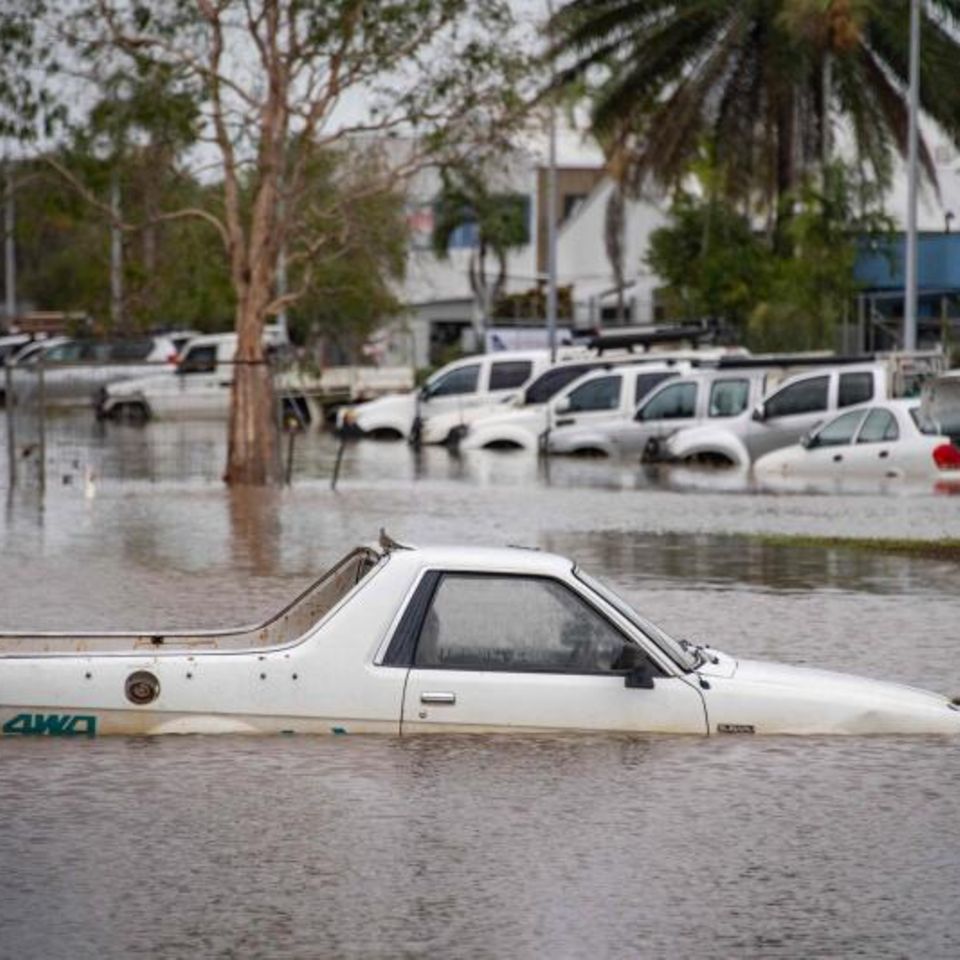 Cairns, Australien. Schwere Regenfälle nach dem Tropensturm "Jasper" halten den Nordosten des Landes weiter in Atem. Die Küstenstadt im Queensland ist laut australischen Medien vom Umland abgeschnitten. Die Zufahrtsstraßen im Norden, Süden und Westen sind überflutet – der Flughafen musste geschlossen werden. Geparkte Autos und Flugzeuge stehen im Wasser. "Cairns ist nun eine Insel im äußeren Nord-Queensland", meldet der Sender ABC.