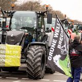 Der Frust der Landwirte steht ihnen auf die Motorhaube geschrieben. "Wenn du mich hier siehst, bin ich hier genau richtig", heißt es auf einem Plakat.