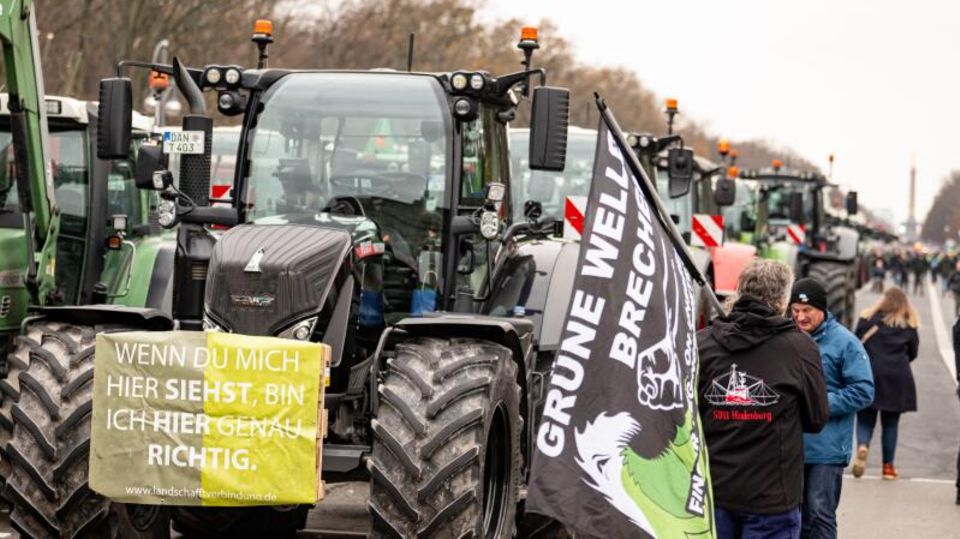 Der Frust der Landwirte steht ihnen auf die Motorhaube geschrieben. "Wenn du mich hier siehst, bin ich hier genau richtig", heißt es auf einem Plakat.