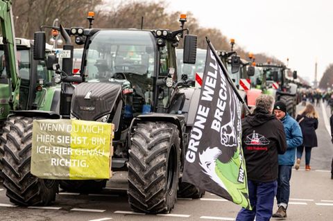 Der Frust der Landwirte steht ihnen auf die Motorhaube geschrieben. "Wenn du mich hier siehst, bin ich hier genau richtig", heißt es auf einem Plakat.