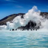 Seit Sonntag hat die Blaue Lagune in Island wieder geöffnet. Am 9. November 2023 wurde das weltweit bekannte Geothermalbad in Island wegen einer Erdbebenserie aus Sorge vor einem möglichen Vulkanausbruch geschlossen. Tausende Menschen aus dem betroffenen Gebiet auf der Reykjanes-Halbinsel mussten außerdem ihre Wohnungen verlassen. Weil die Intensität und Häufigkeit der Erdbeben abgenommen hat, dürfen seit Sonntag wieder Wellness-Freunde in das beliebte Bad kommen. Da eine Eruption allerdings immer noch möglich ist, gibt es weiterhin einige Einschränkungen in dem betroffenen Gebiet rund um Grindavik. So haben zwar auch die Restaurants und Cafès in der Umgebung wieder geöffnet, die Hotels bleiben allerdings zunächst noch geschlossen. Die Bewohner von Grindavik dürfen mittlerweile außerdem tagsüber wieder zurück in ihre Häuser, müssen aber woanders übernachten – aus Sicherheitsgründen. 