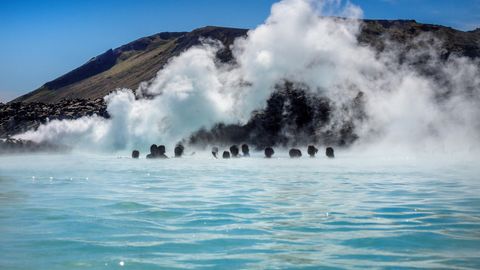 Seit Sonntag hat die Blaue Lagune in Island wieder geöffnet. Am 9. November 2023 wurde das weltweit bekannte Geothermalbad in Island wegen einer Erdbebenserie aus Sorge vor einem möglichen Vulkanausbruch geschlossen. Tausende Menschen aus dem betroffenen Gebiet auf der Reykjanes-Halbinsel mussten außerdem ihre Wohnungen verlassen. Weil die Intensität und Häufigkeit der Erdbeben abgenommen hat, dürfen seit Sonntag wieder Wellness-Freunde in das beliebte Bad kommen. Da eine Eruption allerdings immer noch möglich ist, gibt es weiterhin einige Einschränkungen in dem betroffenen Gebiet rund um Grindavik. So haben zwar auch die Restaurants und Cafès in der Umgebung wieder geöffnet, die Hotels bleiben allerdings zunächst noch geschlossen. Die Bewohner von Grindavik dürfen mittlerweile außerdem tagsüber wieder zurück in ihre Häuser, müssen aber woanders übernachten – aus Sicherheitsgründen. 