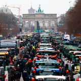 Am Morgen ist die Schlange schon deutlich länger geworden. Hunderte Traktoren und Lkw reihen sich vor dem Wahrzeichen der Hauptstadt auf.