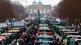 Am Morgen ist die Schlange schon deutlich länger geworden. Hunderte Traktoren und Lkw reihen sich vor dem Wahrzeichen der Hauptstadt auf.