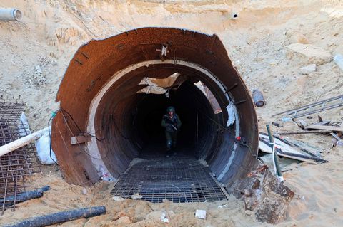 Gaza Tunnel Eingang mit Soldat