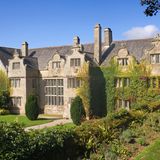 "Liebe braucht keine Ferien" erzählt auf bezaubernde Art und Weise große und kleine Liebesgeschichten in der Weihnachtszeit. Amanda hat ihr Zuhause in Los Angeles über die Feiertage mit Iris getauscht und verbringt das Weihnachtsfest in einem gemütlichen Landhaus in England. Dort lernt sie Graham kennen und lieben. Sie verbringen romantische Stunden, zum Beispiel in den Gärten von Cornwell Manor in England. 