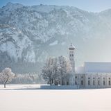 Die kleine Gemeinde Hohenschwangau bei Füssen ist vor allem wegen der traumhaften Landschaft und der Verbindung zu Sissi ein beliebtes Ausflugsziel in Bayern. Aber auch Fans des weihnachtlichen Kinderfilms "Es ist ein Elch entsprungen" dürften an dem Ort ihren Gefallen finden. Denn dort ist ein Teil der Geschichte rund um Bertil und den Elch, der kurz vor Weihnachten plötzlich in seinem Wohnzimmer landet, entstanden. Zu den Drehorten gehören zum Beispiel das Schloss Hohenschwangau und die Füssener Altstadt. 