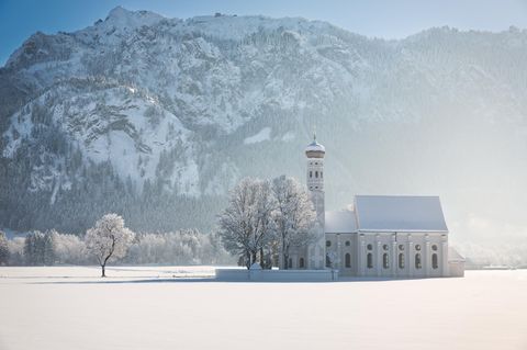 Die kleine Gemeinde Hohenschwangau bei Füssen ist vor allem wegen der traumhaften Landschaft und der Verbindung zu Sissi ein beliebtes Ausflugsziel in Bayern. Aber auch Fans des weihnachtlichen Kinderfilms "Es ist ein Elch entsprungen" dürften an dem Ort ihren Gefallen finden. Denn dort ist ein Teil der Geschichte rund um Bertil und den Elch, der kurz vor Weihnachten plötzlich in seinem Wohnzimmer landet, entstanden. Zu den Drehorten gehören zum Beispiel das Schloss Hohenschwangau und die Füssener Altstadt. 