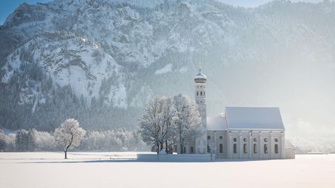 Die kleine Gemeinde Hohenschwangau bei Füssen ist vor allem wegen der traumhaften Landschaft und der Verbindung zu Sissi ein beliebtes Ausflugsziel in Bayern. Aber auch Fans des weihnachtlichen Kinderfilms "Es ist ein Elch entsprungen" dürften an dem Ort ihren Gefallen finden. Denn dort ist ein Teil der Geschichte rund um Bertil und den Elch, der kurz vor Weihnachten plötzlich in seinem Wohnzimmer landet, entstanden. Zu den Drehorten gehören zum Beispiel das Schloss Hohenschwangau und die Füssener Altstadt. 