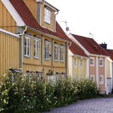 Der freche Blondschopf Michel aus Lönneberga spielt seit 1971 seine Streiche und macht jede Menge Schabernack. Die Figur entstammt ursprünglich der Feder von Astrid Lindgren. Nicht nur die Abenteuer des kleinen Jungen begeistern dabei die Zuschauer, sondern auch die idyllische Lebenswelt im schwedischen Lönneberga. Wer sie entdecken möchte, der kann das in der Gemeinde Katthult in Südschweden machen. 