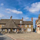 Die Geschichte vom kleinen Lord ist wohl der Weihnachts-Klassiker schlechthin. Die Verfilmung der gleichnamigen Novelle von Frances Hodgson Burnett nimmt die Zuschauer mit in das Leben des siebenjährigen Cedric Errol aus New York. Dieser wird überraschend von seinem Großvater nach England eingeladen, wo er nicht nur dessen Leben mächtig auf den Kopf stellt. Wer auf den Spuren des besonderen Jungen wandeln möchte, kann das unter anderem im englischen Örtchen Oakham tun. 