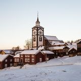 Die 30-jährige Krankenschwester Johanne hat keine Lust, sich wegen ihres Single-Daseins weiter vor ihrer Familie rechtfertigen zu müssen und behauptet, dass sie einen Freund hat, den sie zu Weihnachten mitbringt. Den muss sie allerdings noch finden – mit Hilfe von gängigen Dating-Plattformen. Und das mehrteilige Serien-Drama nimmt seinen Lauf. Die norwegische Neflix-Serie spielt unter anderem in der kleinen Gemeinde Roros in Norwegen, dem Heimatdorf von Johanne. 