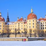 Die Geschichte von Aschenbrödel kennt beinahe jeder, der als Kind ein Märchenbuch zur Hand hatte. Die junge Frau lebt bei ihrer bösen Stiefmutter auf einem Schloss und wird von dieser und ihren Stiefschwestern tyrannisiert. Trotzdem schafft sie es mit der Hilfe von ein bisschen Magie letztendlich, ihren Traumprinzen zu treffen. Die Verfilmung wurde unter anderem in Tschechien gedreht. Es gibt aber auch Drehorte in Deutschland, zum Beispiel das Schloss Moritzburg in Sachsen. Dort gibt es aktuell sogar eine Ausstellung zum Film. 