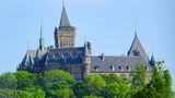 Die Verfilmung des Märchenklassikers Schneeweißchen und Rosenrot aus dem Jahr von 1979 spielt an gleich mehreren Orten in Europa. Das Abenteuer der beiden Schwestern endet mit einer großen Hochzeit im Schloss des Prinzen – genauer gesagt im Schloss Wernigerode in Sachsen-Anhalt. Das Schloss befindet sich im Nationalpark Harz und kann im Rahmen einer Führung besucht werden. 