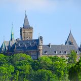 Die Verfilmung des Märchenklassikers Schneeweißchen und Rosenrot aus dem Jahr von 1979 spielt an gleich mehreren Orten in Europa. Das Abenteuer der beiden Schwestern endet mit einer großen Hochzeit im Schloss des Prinzen – genauer gesagt im Schloss Wernigerode in Sachsen-Anhalt. Das Schloss befindet sich im Nationalpark Harz und kann im Rahmen einer Führung besucht werden. 