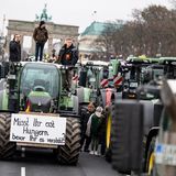 "Müsst Ihr erst Hungern, bevor Ihr es versteht?", fragt ein Plakat, das an einem Trecker mit Deutschlandflagge befestigt ist