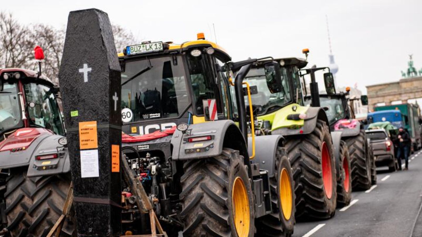 Andere machen ihrem Ärger auch ohne Worte Luft. Dieser gelbe Traktor transportiert einen Grabstein mit der Aufschrift: "Stirbt der Bauer, stirbt das Land".