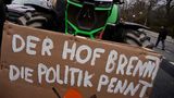 Ein anderer Trecker trägt folgende Hiobsbotschaft: "Der Hof brennt, die Politik pennt"
