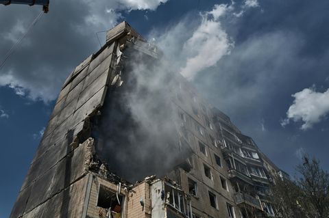 Russische Raketen verursachen in der Ukraine (hier im Juli in der Stadt Krywyj Rih) immer wieder große Schäden.