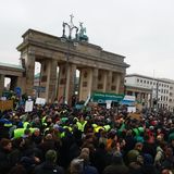 Um 11Uhr ist es voll auf dem Platz vor dem Brandenburger Tor. Laut Polizei sind 3000 Menschen zu der Kundgebung angemeldet.