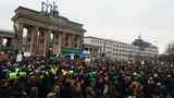 Um 11Uhr ist es voll auf dem Platz vor dem Brandenburger Tor. Laut Polizei sind 3000 Menschen zu der Kundgebung angemeldet.