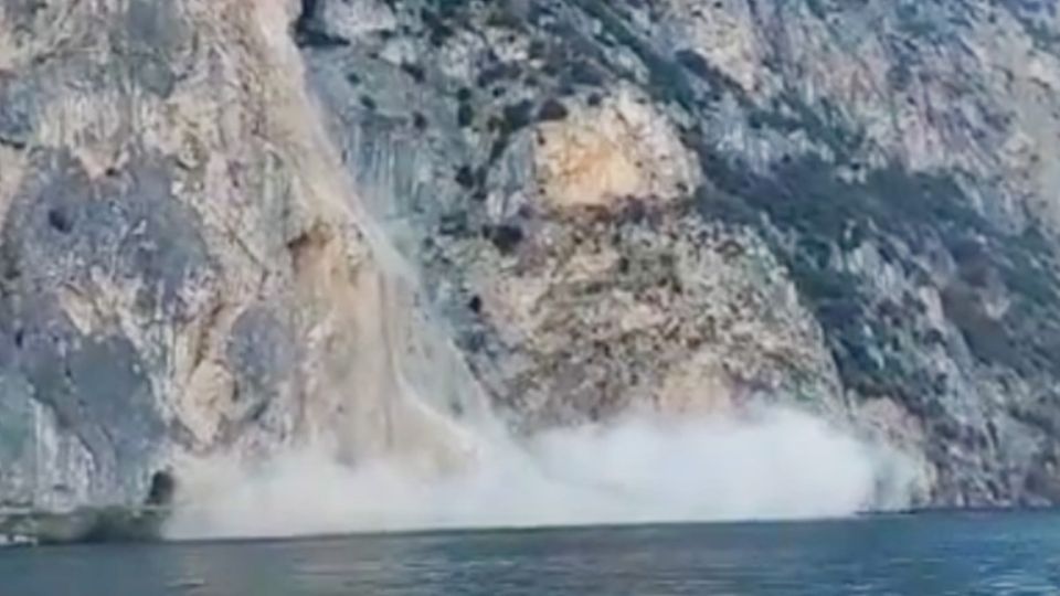 Italien: Luftaufnahme zeigt, wie Gerölllawine in den Gardasee stürzt