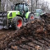 Dieser Traktor bringt nach Berlin, was er von den Sparplänen der Ampel hält: einen Haufen Mist