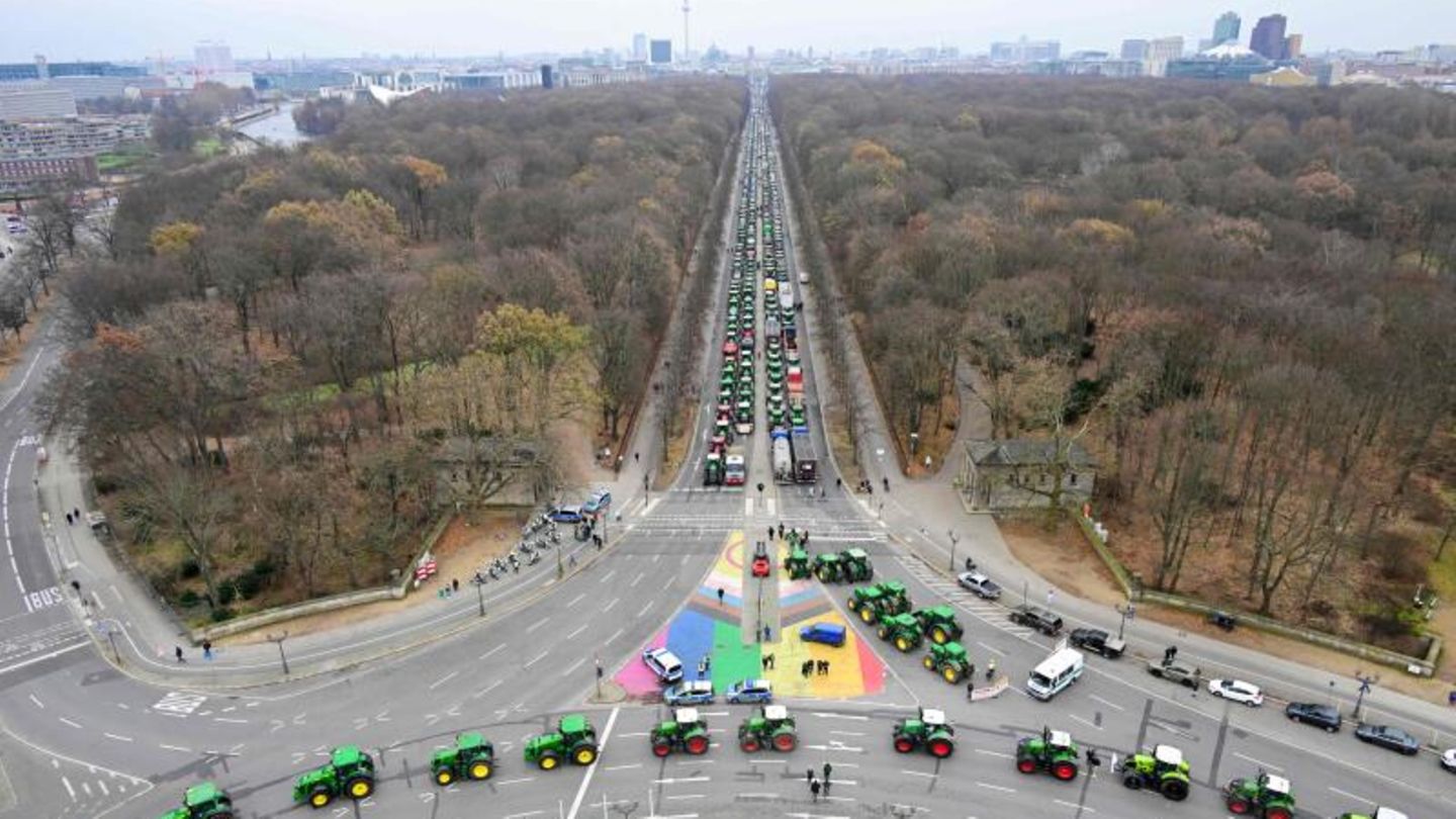 Ein Blick von oben: Die Straße des 17. Juni ist gepflastert mit Traktoren aus ganz Deutschland.