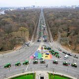 Ein Blick von oben: Die Straße des 17. Juni ist gepflastert mit Traktoren aus ganz Deutschland.
