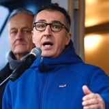 "Ich kämpfe im Kabinett dafür, dass das nicht in der Härte kommt", verspricht Landwirtschaftsminister Cem Özdemir von den Grünen. In der Branche griffen ohnehin "Existenzängste um sich." Immer wieder wird er von lautstarken Pfiffen, Buhrufen und Kuhglockengeläut der Demonstranten unterbrochen.