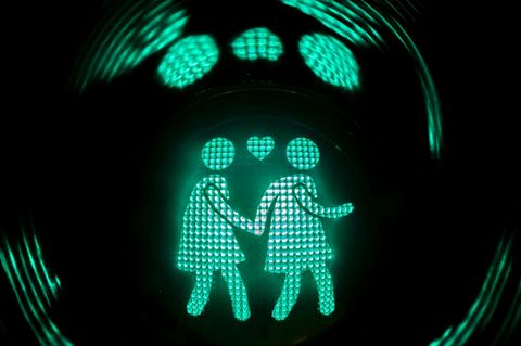 Lesbisches Ampelfrauen-Pärchen in Wien. Der Vatikan hat nun grünes Licht für die Segnung homosexueller Paare gegeben.