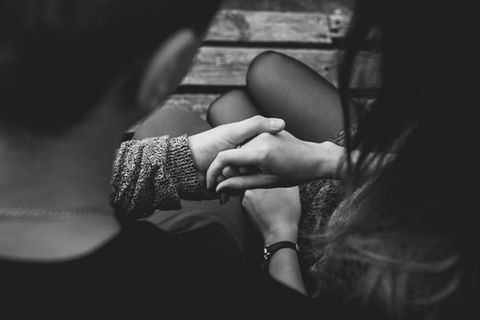 Nina Poelchau arbeitet als systemische und emotionsfokussierte Paartherapeutin und erklärt im Interview, dass Intimität in Beziehungen wichtig ist und warum das nicht unbedingt Sex bedeuten muss.