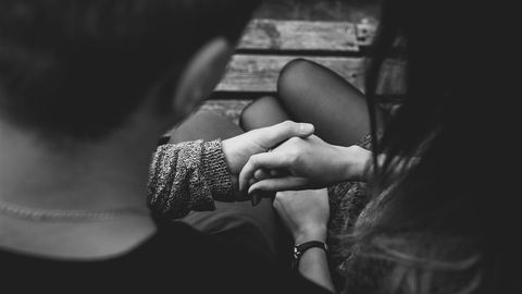 Nina Poelchau arbeitet als systemische und emotionsfokussierte Paartherapeutin und erklärt im Interview, dass Intimität in Beziehungen wichtig ist und warum das nicht unbedingt Sex bedeuten muss.
